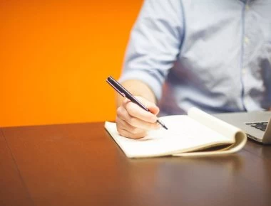 Ανατροπή στις ασφαλιστικές εισφορές: Χαράτσι 20% σε αμοιβές με αποδείξεις δαπανών